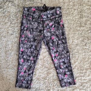Xersion Gray Geometric Capri Leggings with Pink Accents